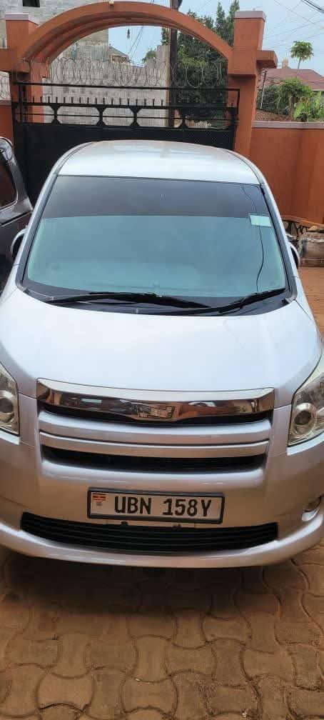 A picture of 2009 Station wagon noah si