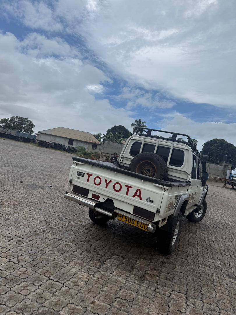 A picture of land cruiser pickup double cabin 79
