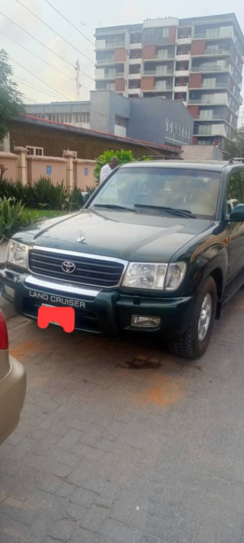 A picture of 2003 Toyota Landcruiser prado.