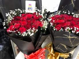 A picture of Flowers and cakes 0703071335