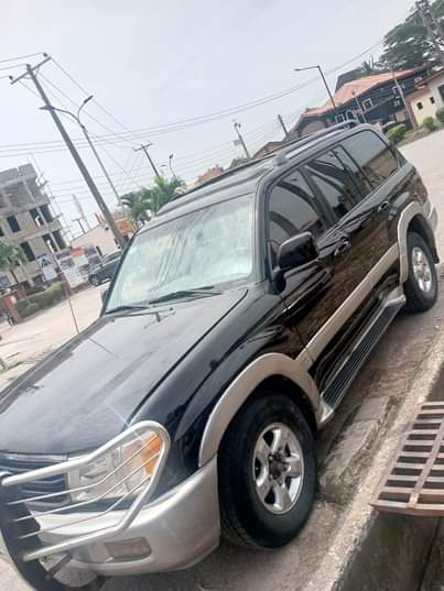 A picture of Toyota land cruiser 2004