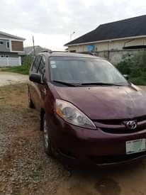 A picture of Toyota sienna 07