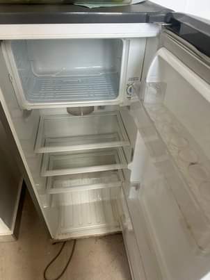 A picture of LG 199L USED REFRIGERATOR FOR SALE FRIDGE LA LG LINAUZWA.