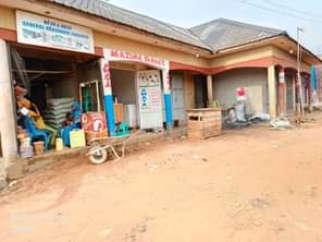 A picture of 5 shops with 4 single rooms behind for sale in