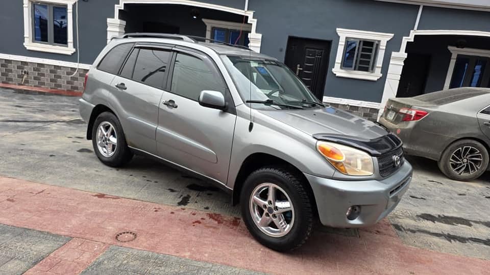A picture of Toyota Rav4 2005 toks standard good deal