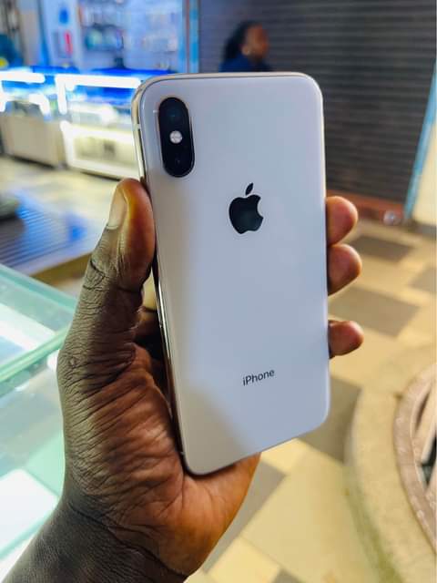 A picture of Iphone xs max 512gb