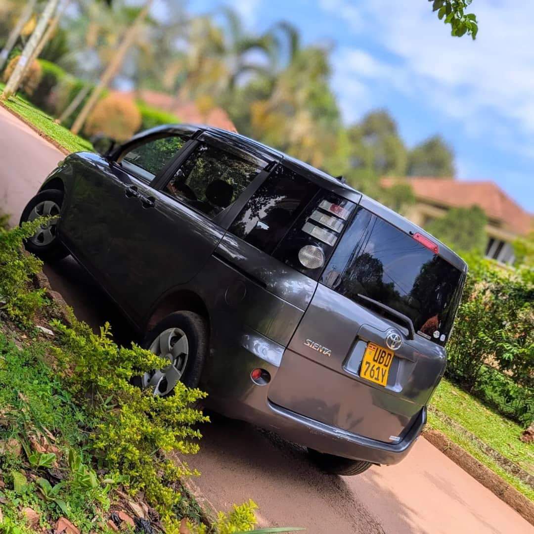A picture of 2007 Toyota sienta