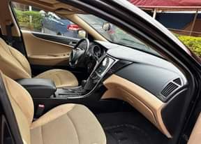A picture of 2012 model Extremely super clean HYUNDAI SONATA 4 cylinder engine