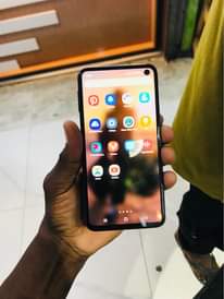 A picture of Samsung s10e