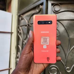 A picture of Samsung S10 Gb 128 ram 8 Call 0655695769 face i