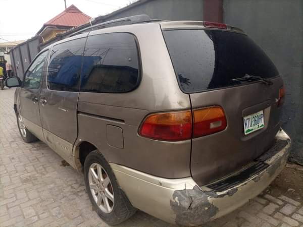 A picture of Toyota sienna 2002 Painted Engine and gear are working perfectly