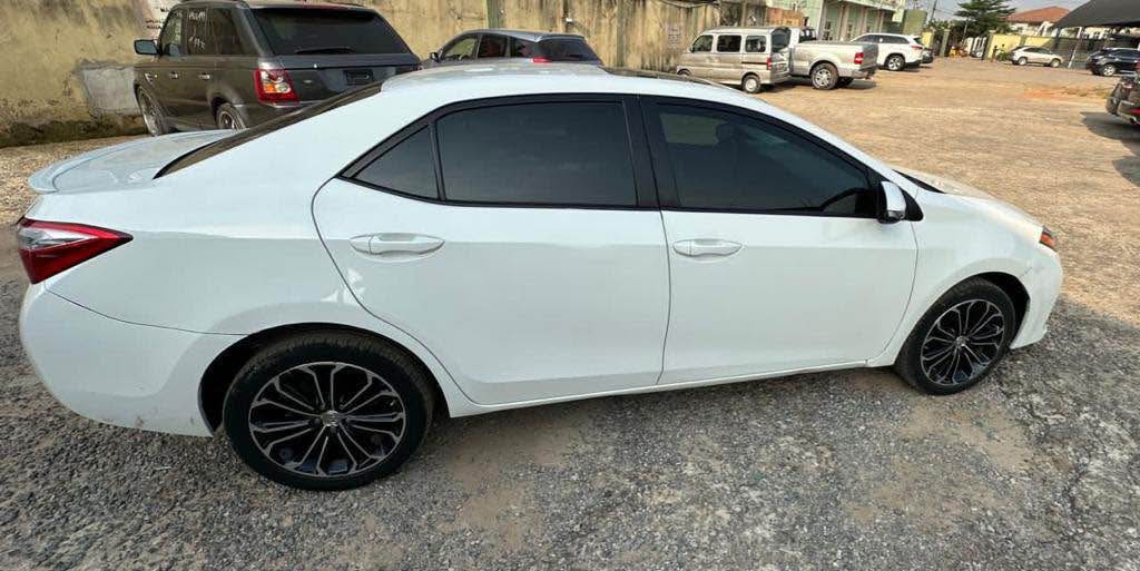 A picture of UNREGISTERED TOYOTA COROLLA 2014 15