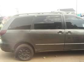 A picture of Toyota sienna 04