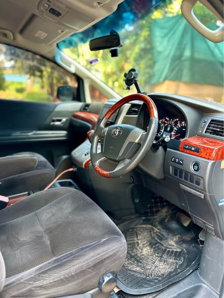 A picture of Toyota Alphard 2012