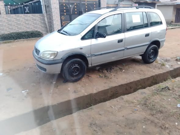 A picture of Tokunbo standard opel safina space bus at 2 2m last