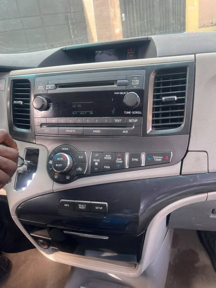 A picture of Toyota sienna 2013