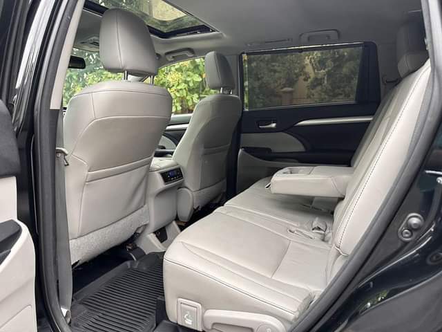 A picture of Toyota Highlander 2017