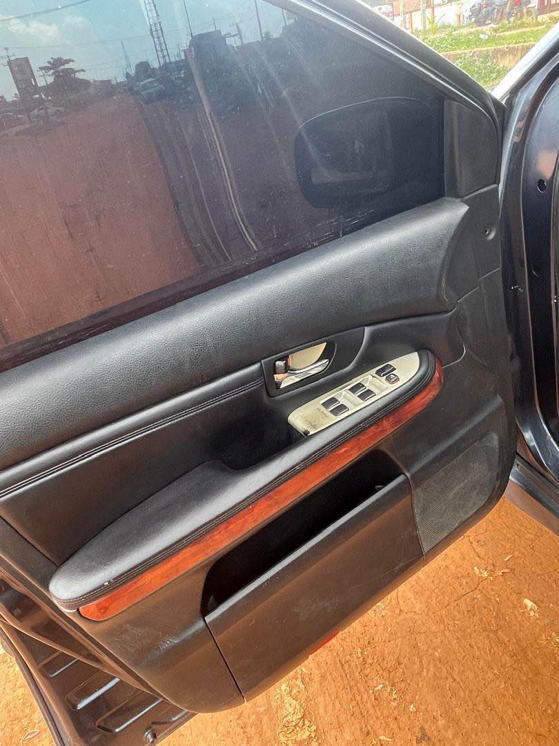 A picture of Lexus rx330 toks standard