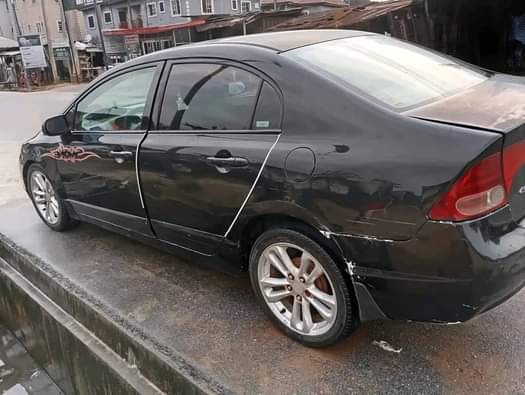 A picture of Honda civic 08 with silent Engine and smooth Gear transmission