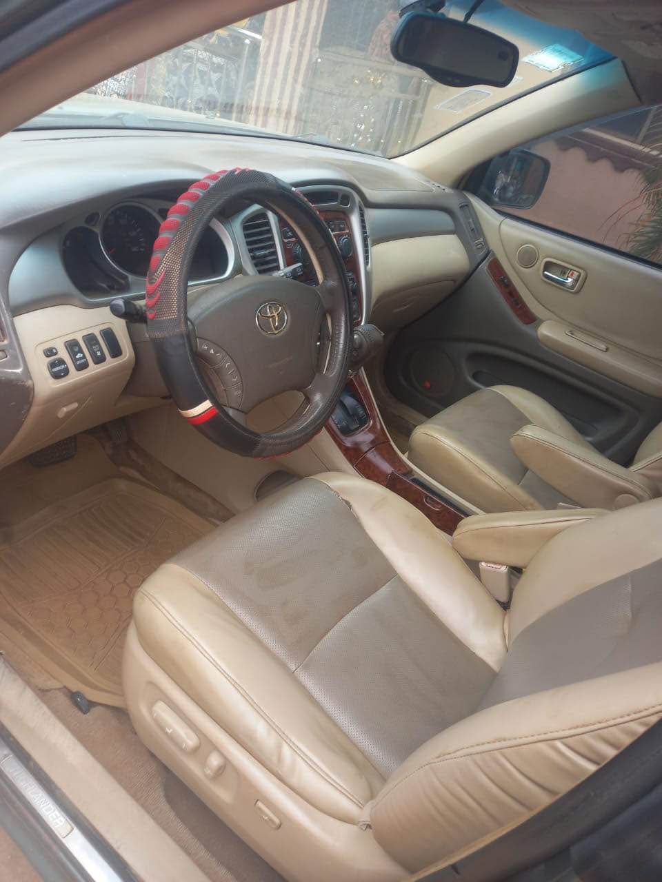 A picture of 2005 TOYOTA HIGHLANDER