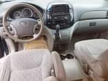 A picture of Toyota sienna 2005 model XLE