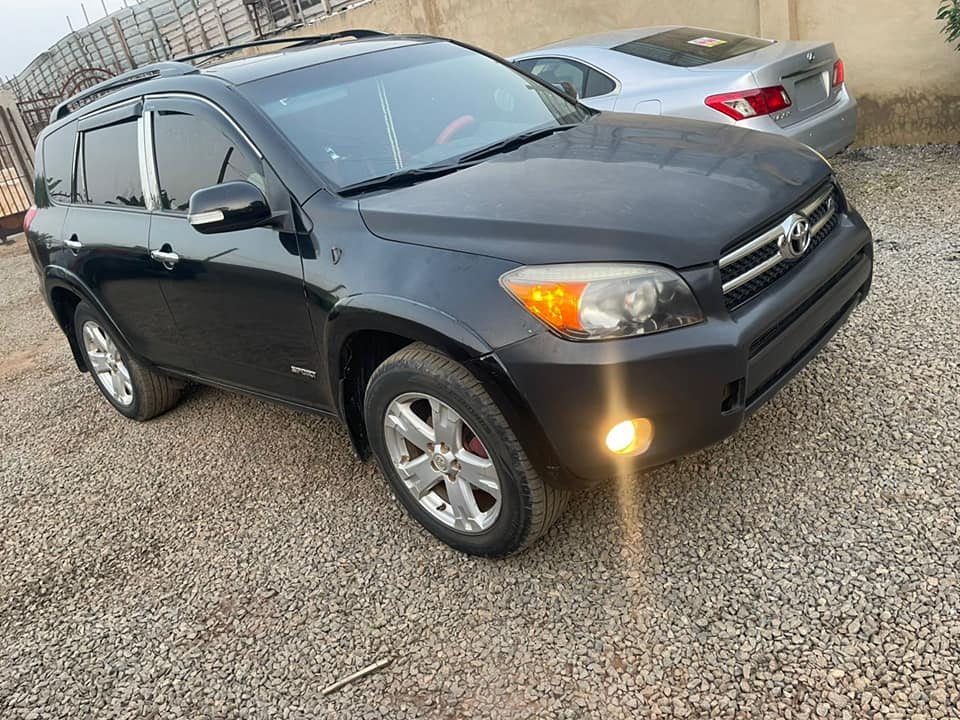 A picture of Toyota rav 4 2008