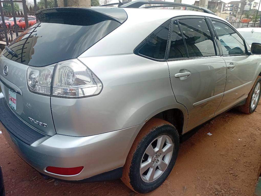 A picture of Toks rx 330 lexus