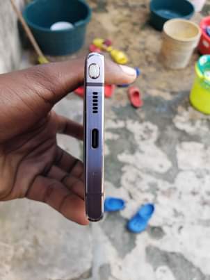 A picture of SAMSUNG NOTE 20 5G RAM8 128ROM Njoo na 500k nakupa
