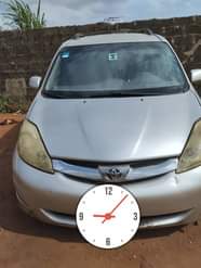 A picture of Clean 2006 Toyota sienna Everything is intact Sharp leather interior