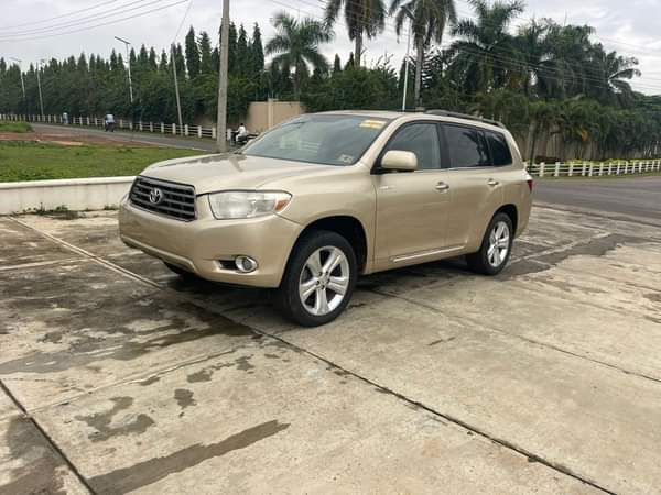 A picture of TOYOTA HIGHLANDER 2008 MODEL KEYLESS IGNITION GOING FOR 10 3