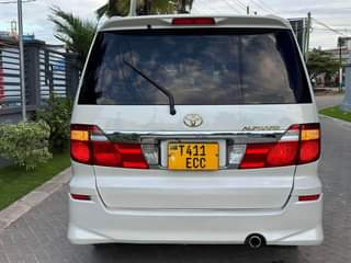 A picture of Toyota Alphard Model 2004