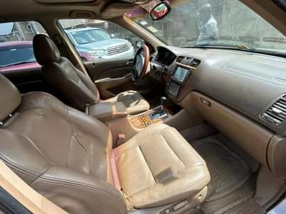 A picture of 04 Acura MDX