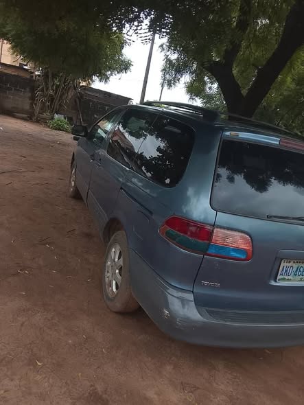 A picture of Toyota sienna 2002 model