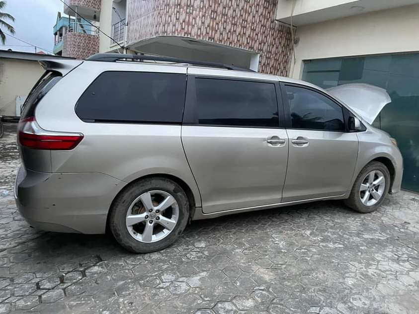 A picture of Toyota Sienna 2016 model