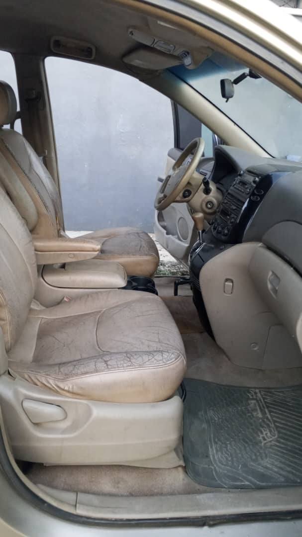 A picture of Toyota Sienna 05