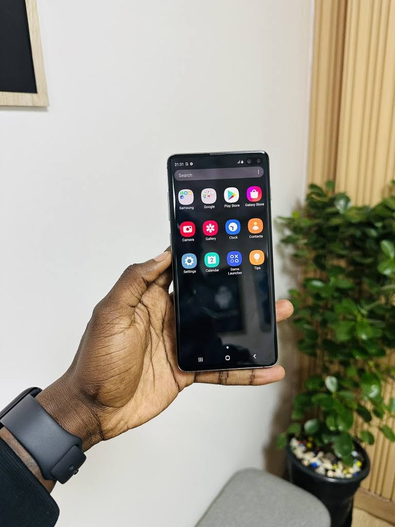 A picture of Samsung s10 plus 150k full payment