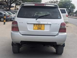 A picture of Toyota kluger V silver Make 2003 model Engine 2360 2az