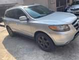 A picture of 2008 model Hyundai Santa Fe in a perfect condition engine