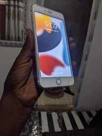 A picture of Iphone 6s gb64 bh100 small line inside 0686820249
