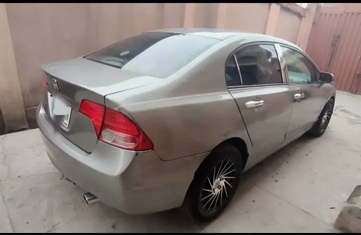 A picture of HONDA CIVIC 2008.