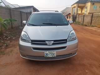 A picture of Toyota sienna 2005 model