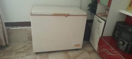 A picture of Freezer hizo zipo mbili Price 700 000tsh kwa zote Piga