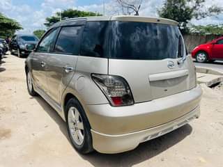 A picture of TOYOTA IST MWAKA 2003 BEIGE COLOR 1290CC WINKERS SIDE MIRROR