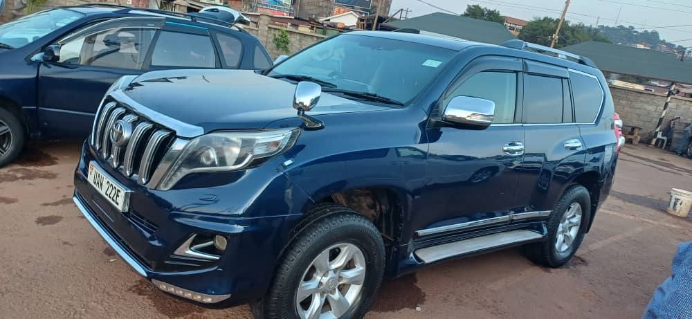 A picture of Toyota Land Cruiser Tx Model 2013 Petrol Engine Automatic transmission
