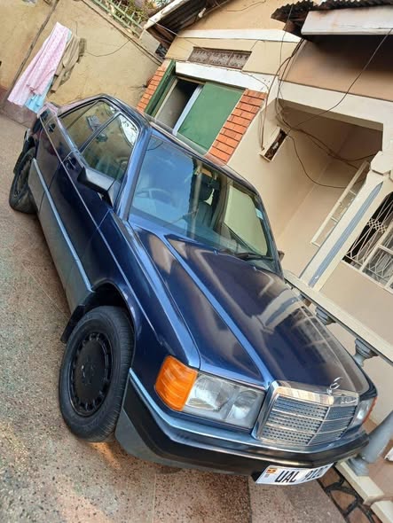 A picture of 1989 Mercedes Benz 190 E