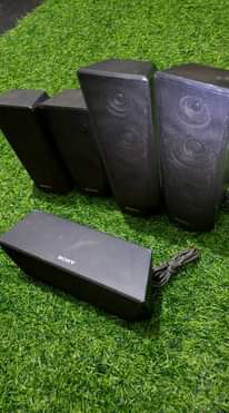 A picture of 5 Sony small speakers 0nly with hood stereo