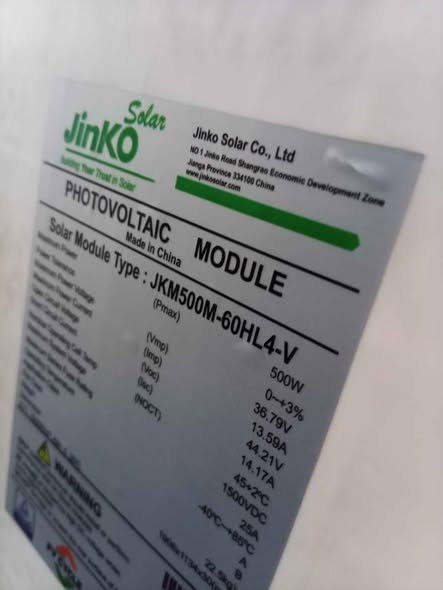 A picture of 500w jinko solar panel