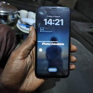A picture of iPhone X 0692853914 kama unavyoiona mali ya mzungu ameniachia ameshaondoka