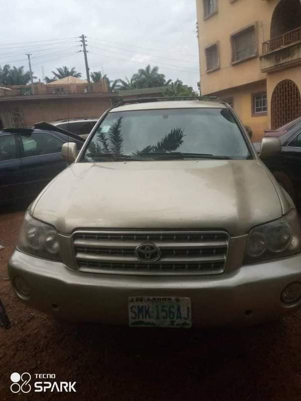 A picture of NEW ARRIVAL 2004 Toyota Highlander Belgium engine four plugs takes