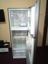 A picture of SAMSUNG FRIDGE double door inagandisha sana na kupoza vzr 390000